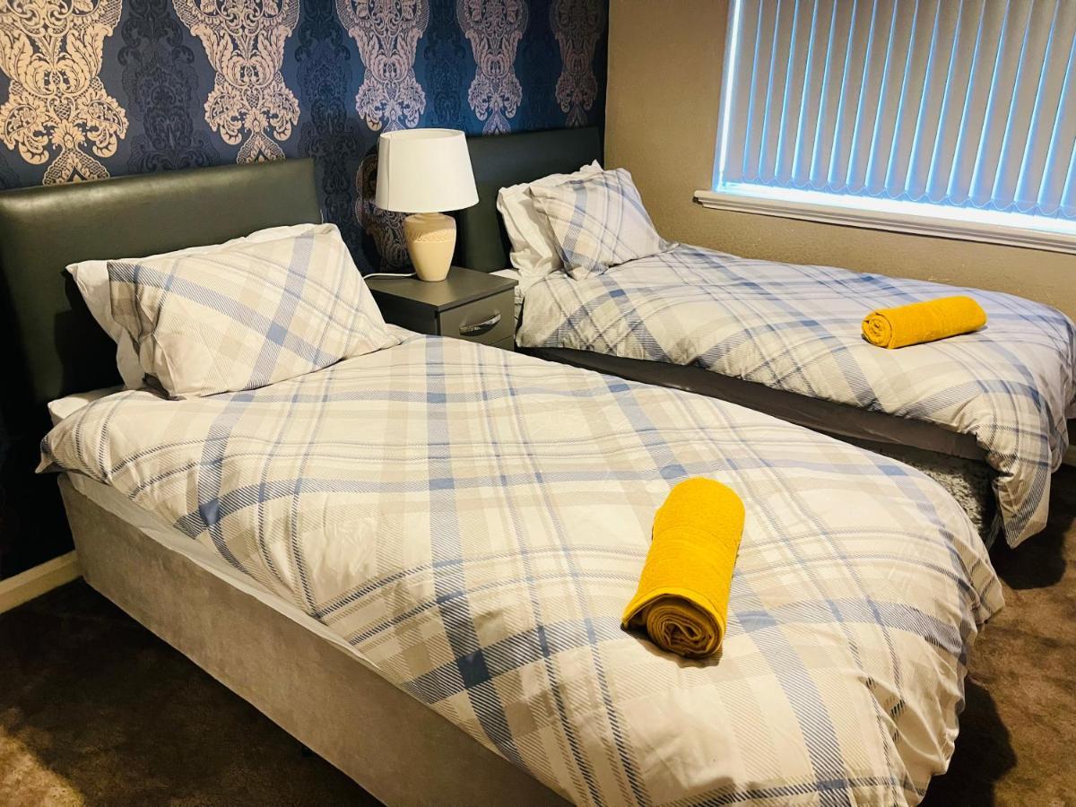 3 Bedroom Holiday House,Close To M6-Express Way To Centre Бирмингам Екстериор снимка