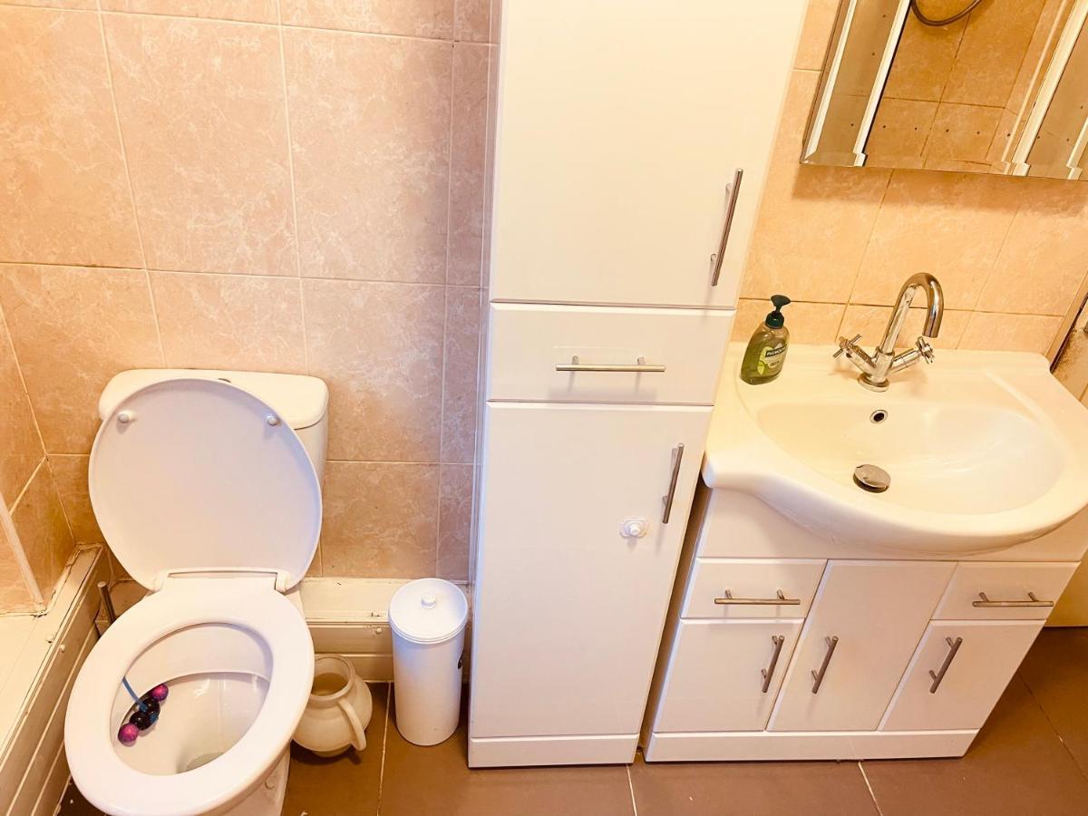 3 Bedroom Holiday House,Close To M6-Express Way To Centre Бирмингам Екстериор снимка