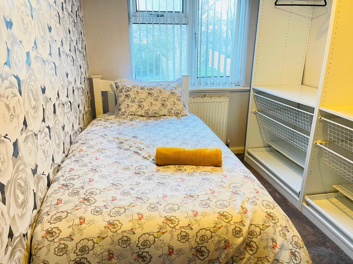 3 Bedroom Holiday House,Close To M6-Express Way To Centre Бирмингам Екстериор снимка