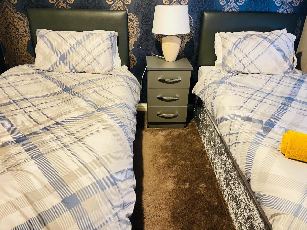 3 Bedroom Holiday House,Close To M6-Express Way To Centre Бирмингам Екстериор снимка